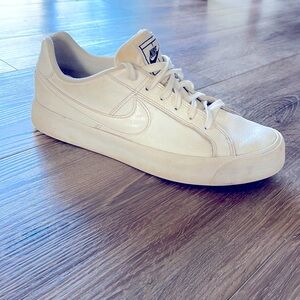 White Nike tennis shoes